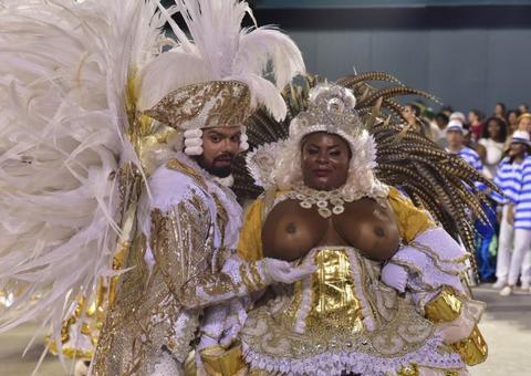 Jojô Todynho com os seios à mostra, rouba a cena no desfile da Beija Flor 