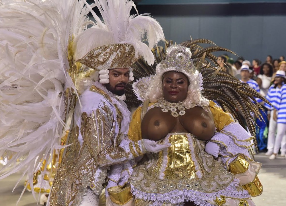 Jojô Todynho com os seios à mostra, rouba a cena no desfile da Beija Flor 