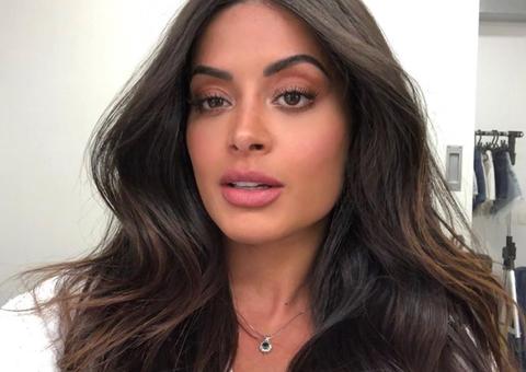 Aline Riscado leva tapa-sexo ao limite em fantasia minúscula em desfile pela Vila Isabel 