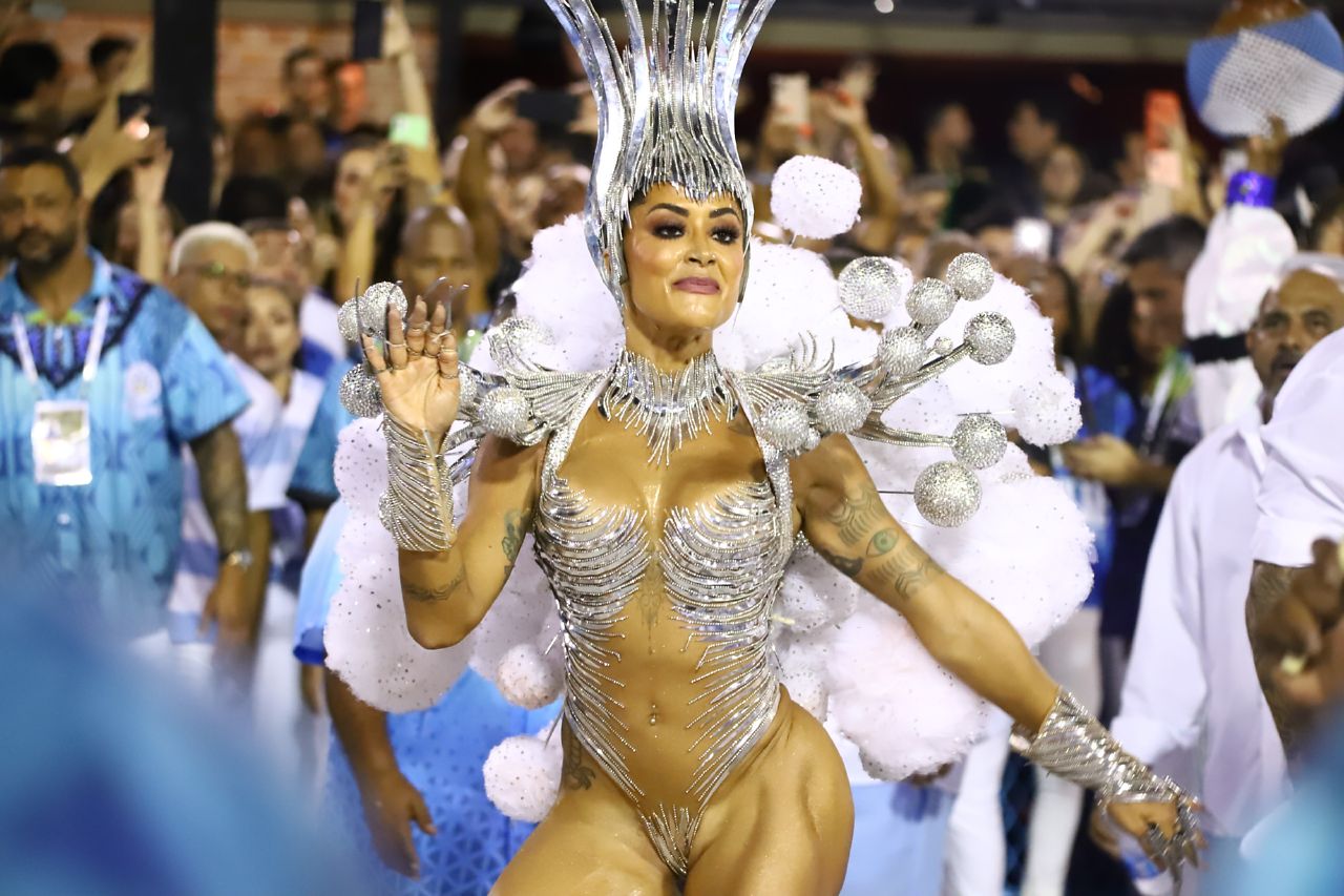 Aline Riscado leva tapa-sexo ao limite em fantasia minúscula em desfile pela Vila Isabel 