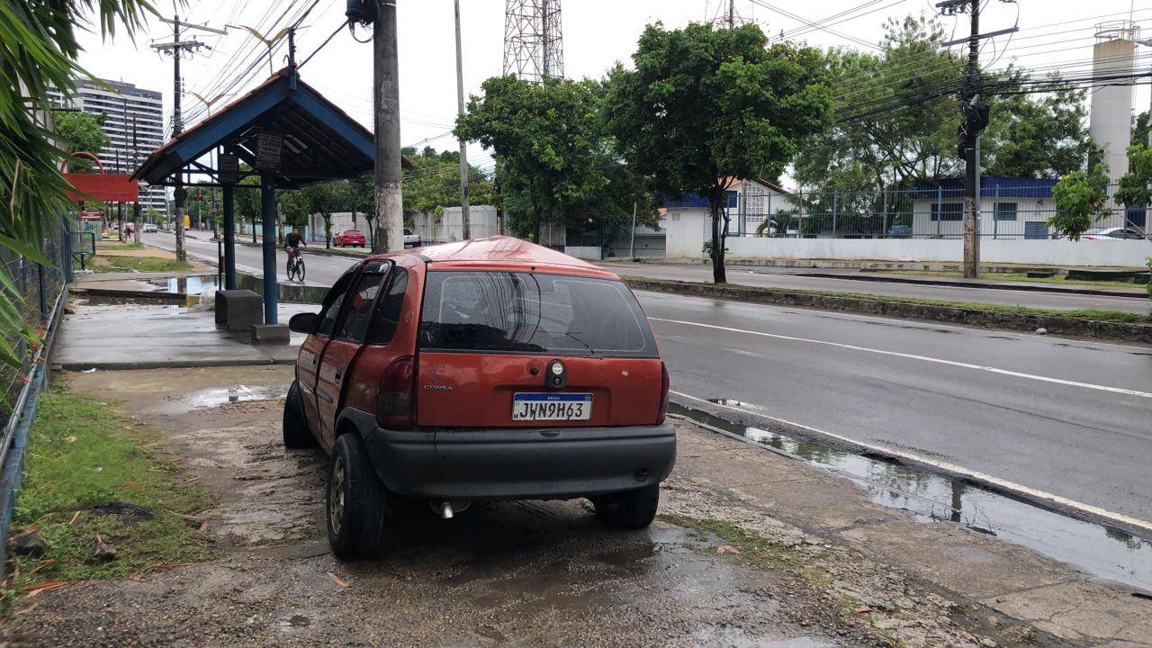 Carona morre após motorista perder o controle e carro colidir com viatura da polícia em Manaus