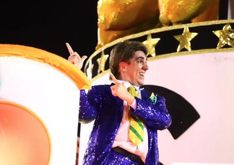 Marcelo Adnet satiriza Bolsonaro em desfile da São Clemente e comentarista cai na gargalhada