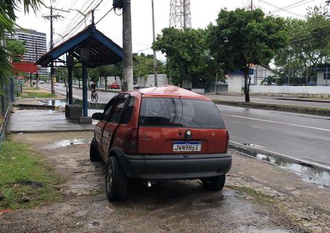 Carona morre após motorista perder o controle e carro colidir com viatura da polícia em Manaus