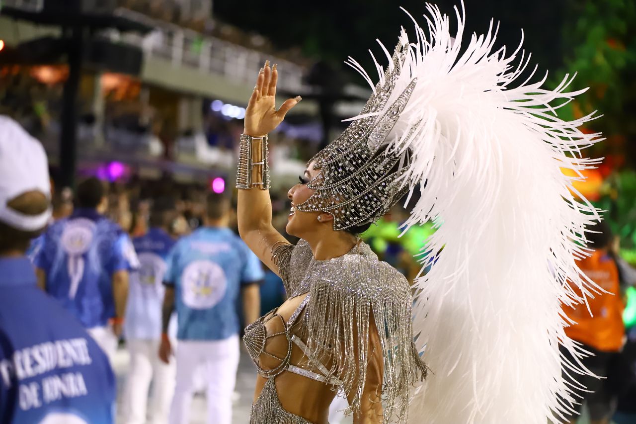 Com fantasia cavada, Sabrina Sato deixa virilha à mostra em desfile 