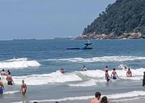 Avião cai no mar e assusta banhistas; veja imagens da queda