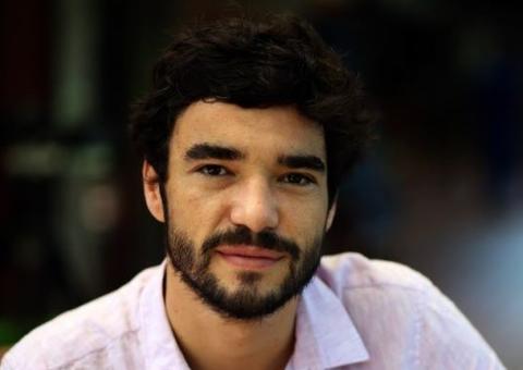 Caio Blat causa no carnaval de Olinda ao baixar a cueca e mostrar tudo; Veja vídeo 