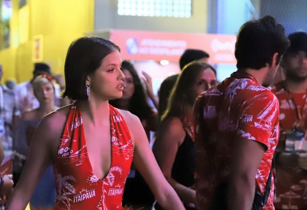 Com direito a beliscão, Agatha Moreira e Rodrigo Simas são flagrados discutindo em camarote no Rio