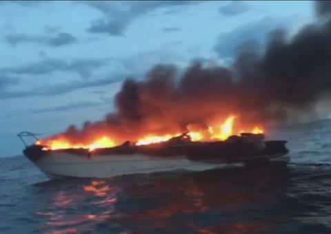 Barco pega fogo no Guarujá, no litoral de SP, e deixa oito feridos