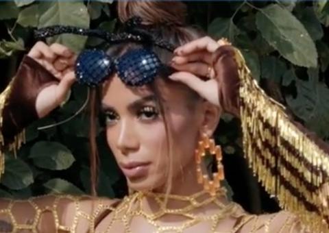 Anitta é flagrada aos beijos com herdeiro do 'Poderoso Chefão' do Carnaval