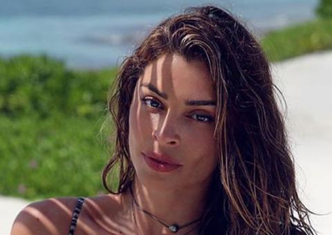 Grazi Massafera ostenta corpo escultural de biquíni em viagem com Caio Castro