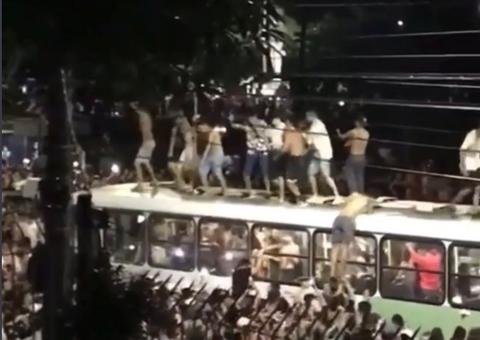 Sem limites, foliões bêbados sobem em ônibus e aterrorizam passageiros em Manaus