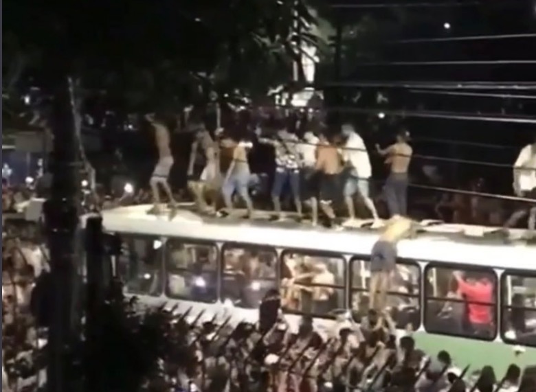 Sem limites, foliões bêbados sobem em ônibus e aterrorizam passageiros em Manaus