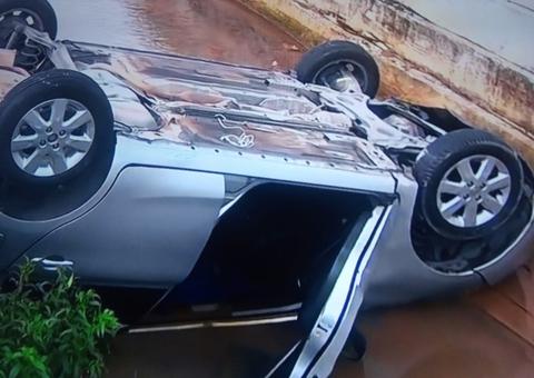 Após discutir ao telefone, motorista sai em disparada e capota carro em igarapé de Manaus