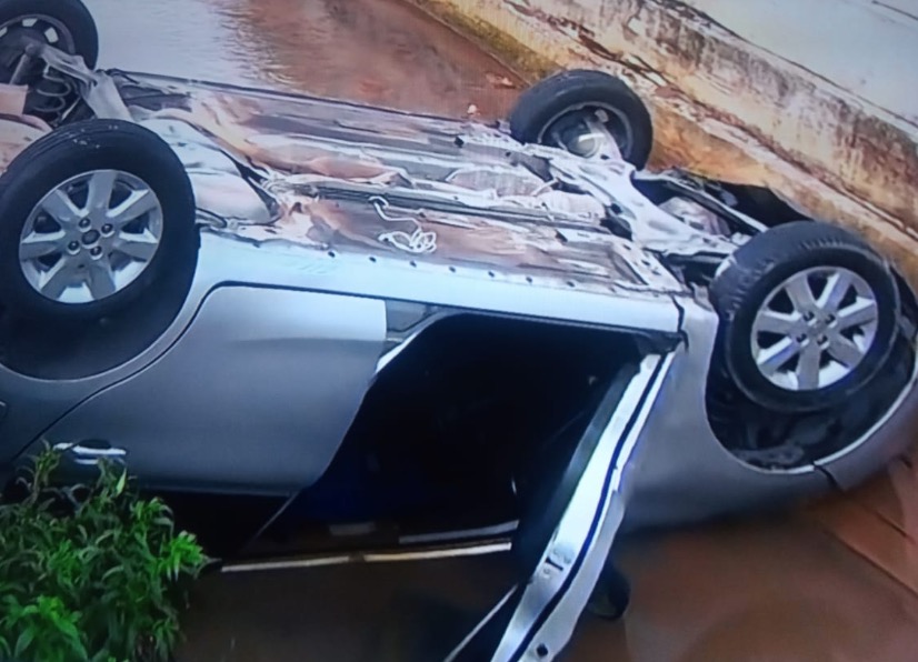 Após discutir ao telefone, motorista sai em disparada e capota carro em igarapé de Manaus