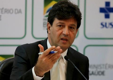 Ministro pede calma e compara novo coronavírus a uma gripe 