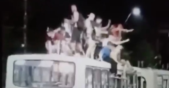 Polícia pede ajuda para identificar foliões que subiram em ônibus em Manaus
