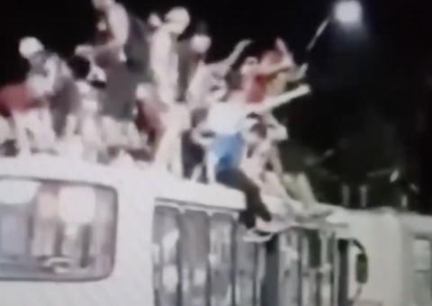 Polícia pede ajuda para identificar foliões que subiram em ônibus em Manaus