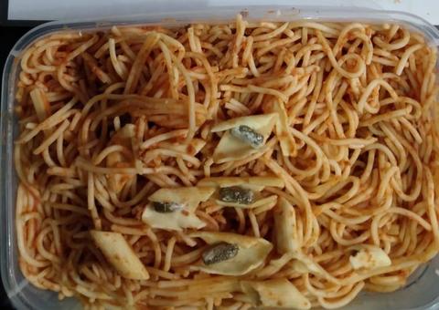 Mulher é barrada ao entrar em prisão com maconha escondida em macarronada