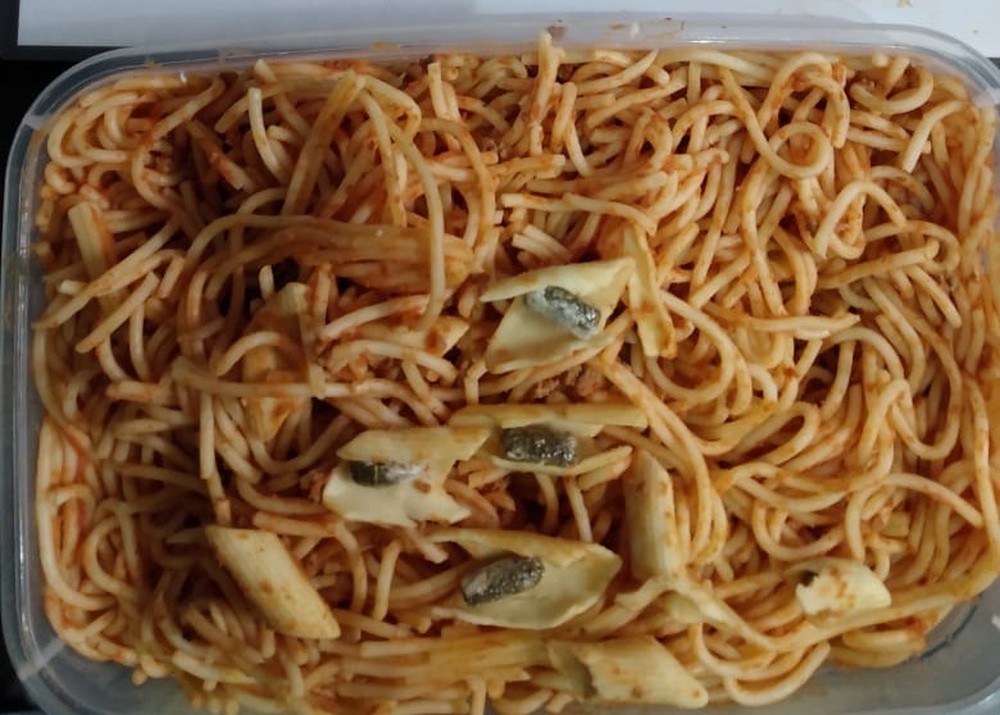 Mulher é barrada ao entrar em prisão com maconha escondida em macarronada