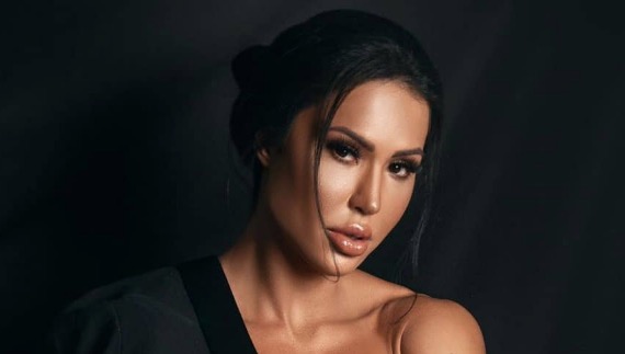 A la Anitta, Gracyanne curte baile com bumbum de fora e 'coleira' com nome de Belo