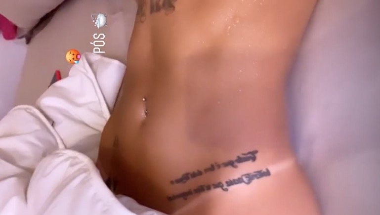 Molhada na banheira, MC Mirella rebola lentamente e enlouquece marmanjos