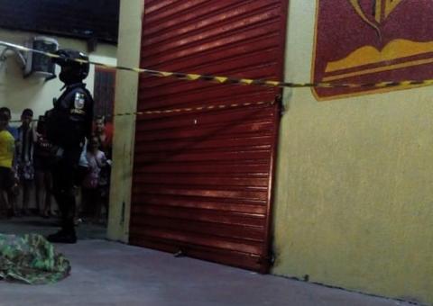 ‘Macaco’ leva tiros até cérebro espalhar em frente a igreja em Manaus