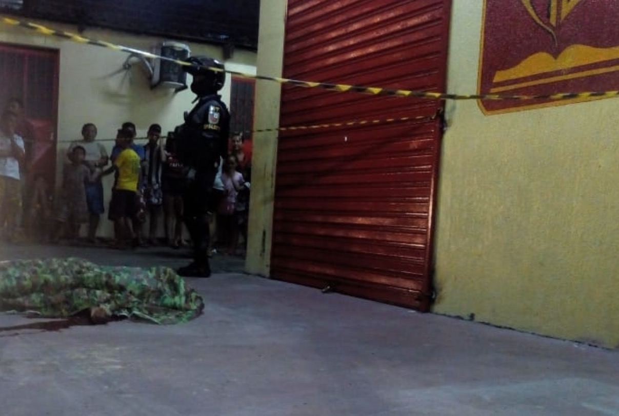 ‘Macaco’ leva tiros até cérebro espalhar em frente a igreja em Manaus