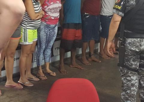 Oito são presos e Rocam apreende armas, drogas, dólares e coletes em beco de Manaus