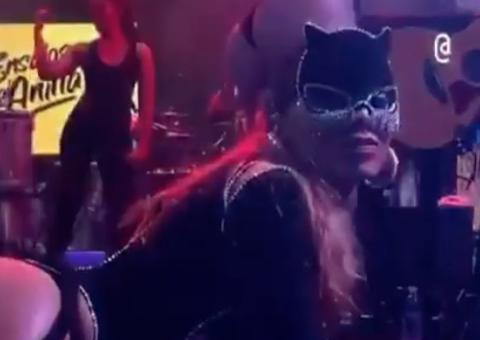 Anitta passa mal e tem show interrompido