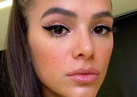 Em vídeo, Bruna Marquezine aparece nua durante banho 