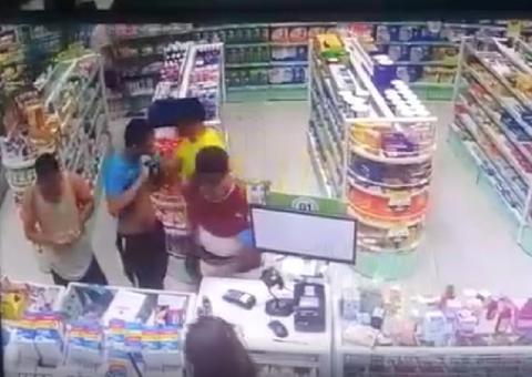 Vídeo mostra assaltantes tocando terror durante assalto a drogaria em Manaus 
