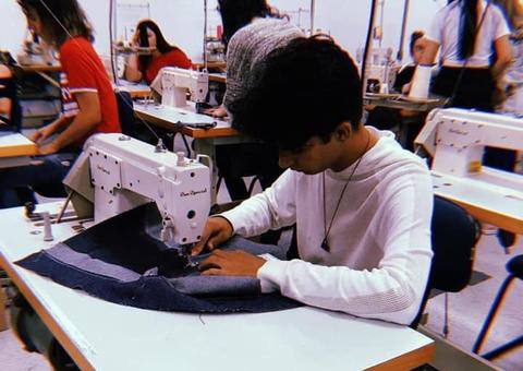 Estudante cria coleção de fantasias para crianças com autismo