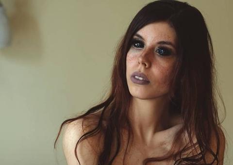 Modelo fica quase cega após pintar olhos de preto, e tatuador pode ir preso