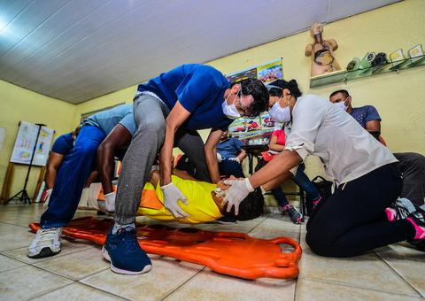 Bombeiros preparam brigadistas para combater incêndios em Manaus