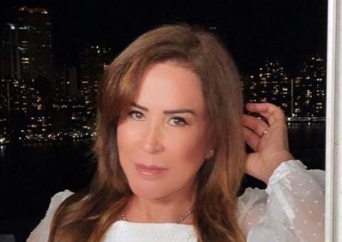 Aos 54, Zilu Camargo ostenta cinturinha de pilão a bordo de biquíni