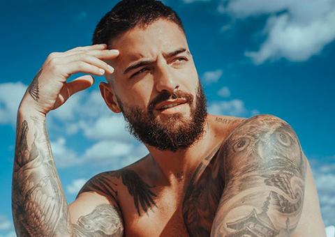 Maluma dá abaixadinha na cueca durante banho com mangueira 