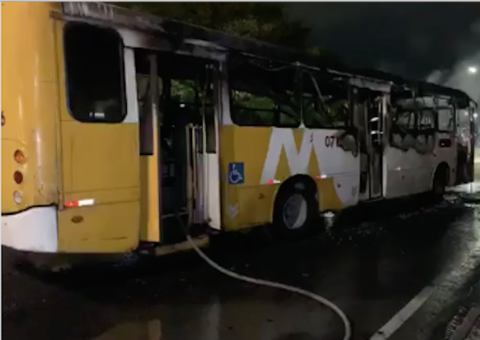 Ônibus pega fogo e fica totalmente destruído em avenida de Manaus