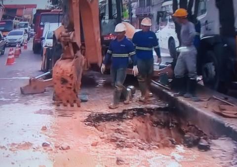 Tubulação rompe e bloqueia parte de avenida em Manaus