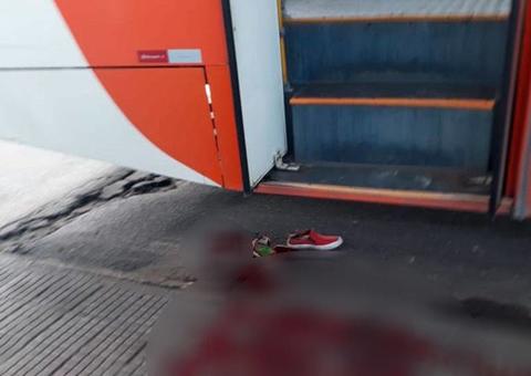 Bêbado, homem tenta subir no ônibus em movimento, cai e tem perna esmagada em Manaus