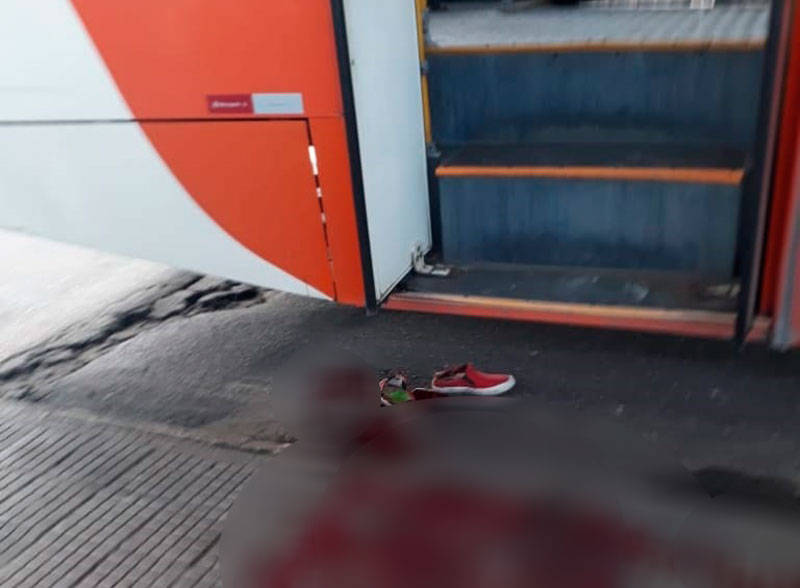 Bêbado, homem tenta subir no ônibus em movimento, cai e tem perna esmagada em Manaus