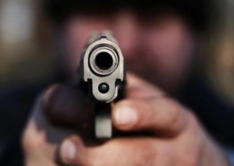 Usando uniforme da Águas de Manaus dupla rouba panificadora