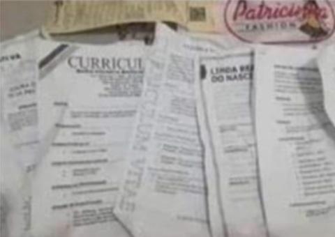 Loja usa currículos de candidatos para embrulhar produto e pede desculpas