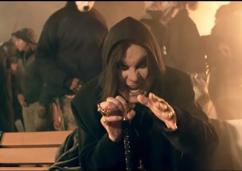 Jason Momoa vira Ozzy Osbourne em clipe do cantor