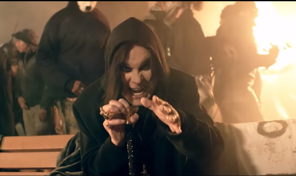 Jason Momoa vira Ozzy Osbourne em clipe do cantor