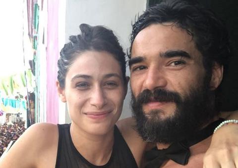 Volume em sunga de Caio Blat em foto com namorada choca seguidores