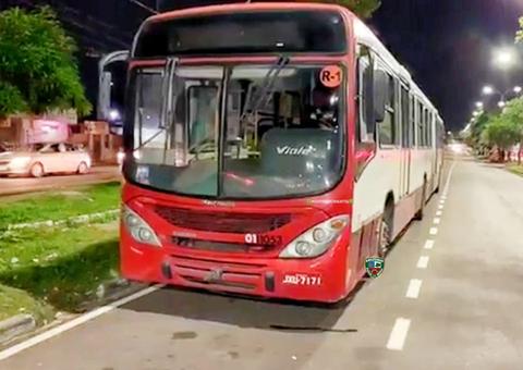Com facas e arma, trio assalta ônibus em área vermelha de Manaus