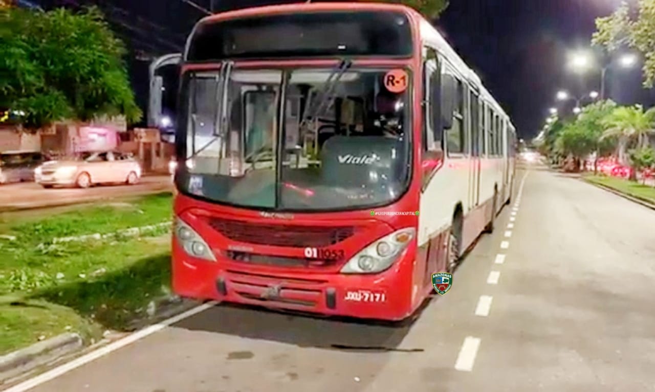 Com facas e arma, trio assalta ônibus em área vermelha de Manaus