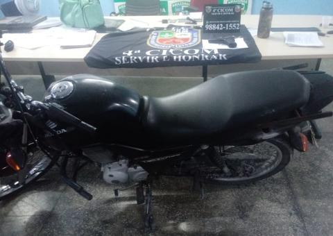 Adolescente de 14 anos é apreendido com arma e moto roubada em Manaus 