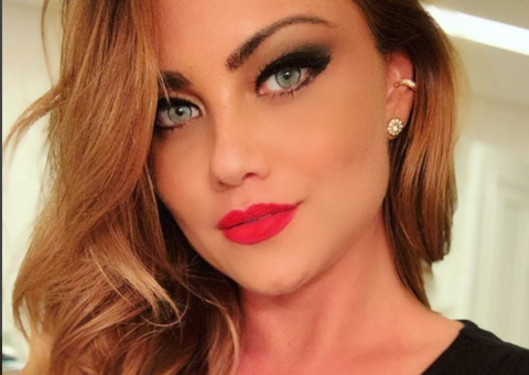 Em pose sensual, Ellen Rocche chama atenção dos seguidores: 'Que tiro foi esse?'