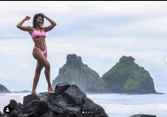 Com corpo enxuto, Juliana Paes ostenta boa forma em Fernando de Noronha